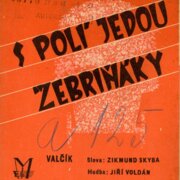 S polí jedou žebřiňáky