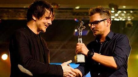 První ceny Žebřík měly podobu dlažební kostky