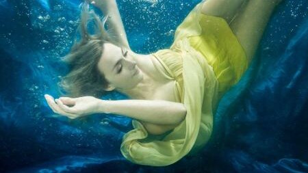 Plout si pět cenťáků nad zemí